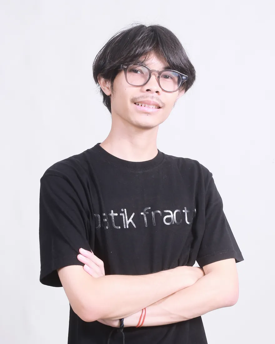 Sandy Muhammad Zein, arms crossed, in a Batik Fractal t-shirt